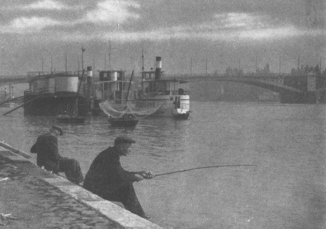 Anglers near Margaret Bridge/ Peche a la ligne du pont Marguerite